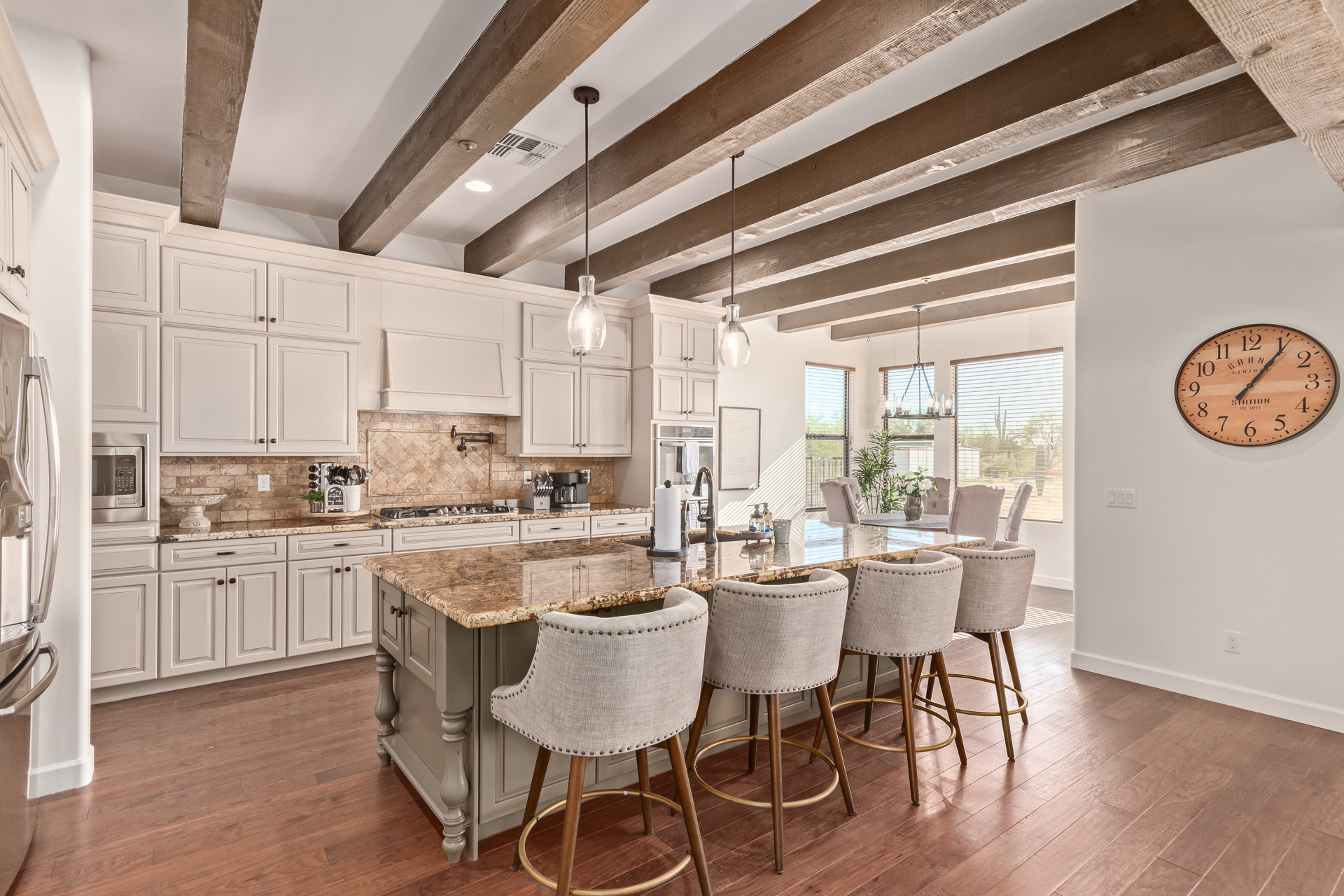 kitchen w/ breakfast bar & breakfast nook