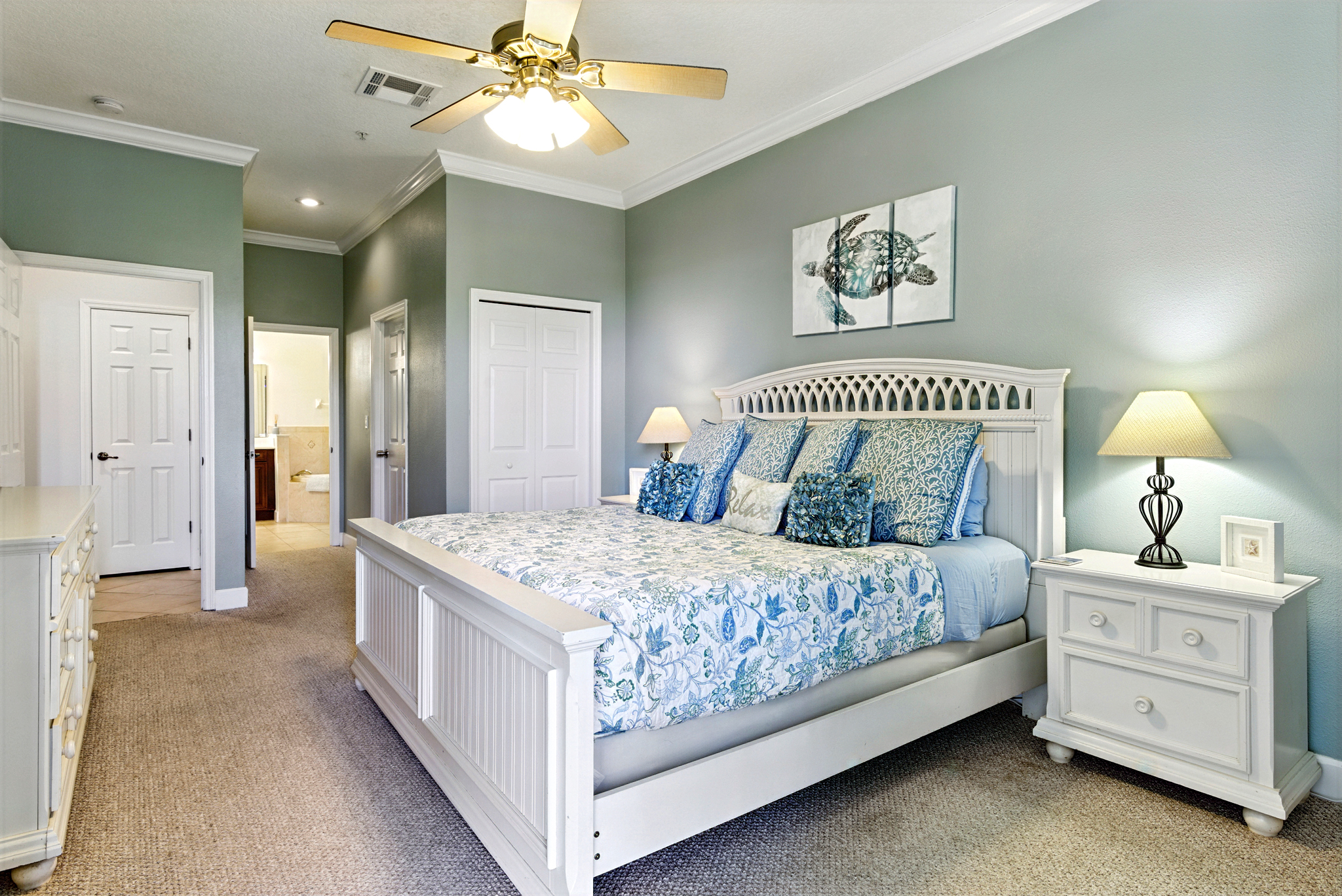 Bright and made for comfort — this spacious primary suite is your private retreat after a full day at the beach. 🌴🛏️
Sink into the plush king bed, enjoy the soothing coastal colors, and unwind in total peace before tomorrow’s Cinnamon Beach adveres.
