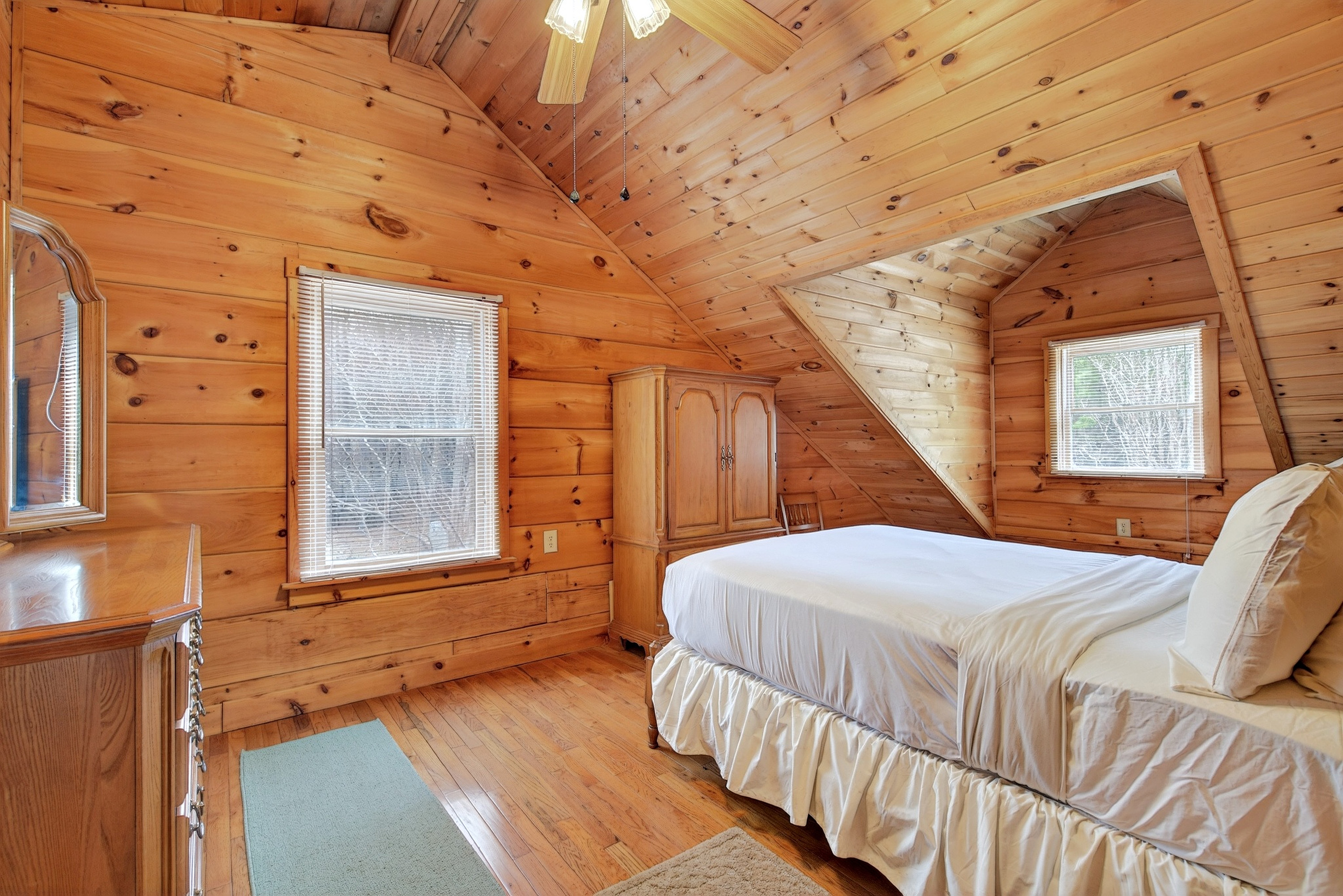 Vaulted ceiling and ceiling fan