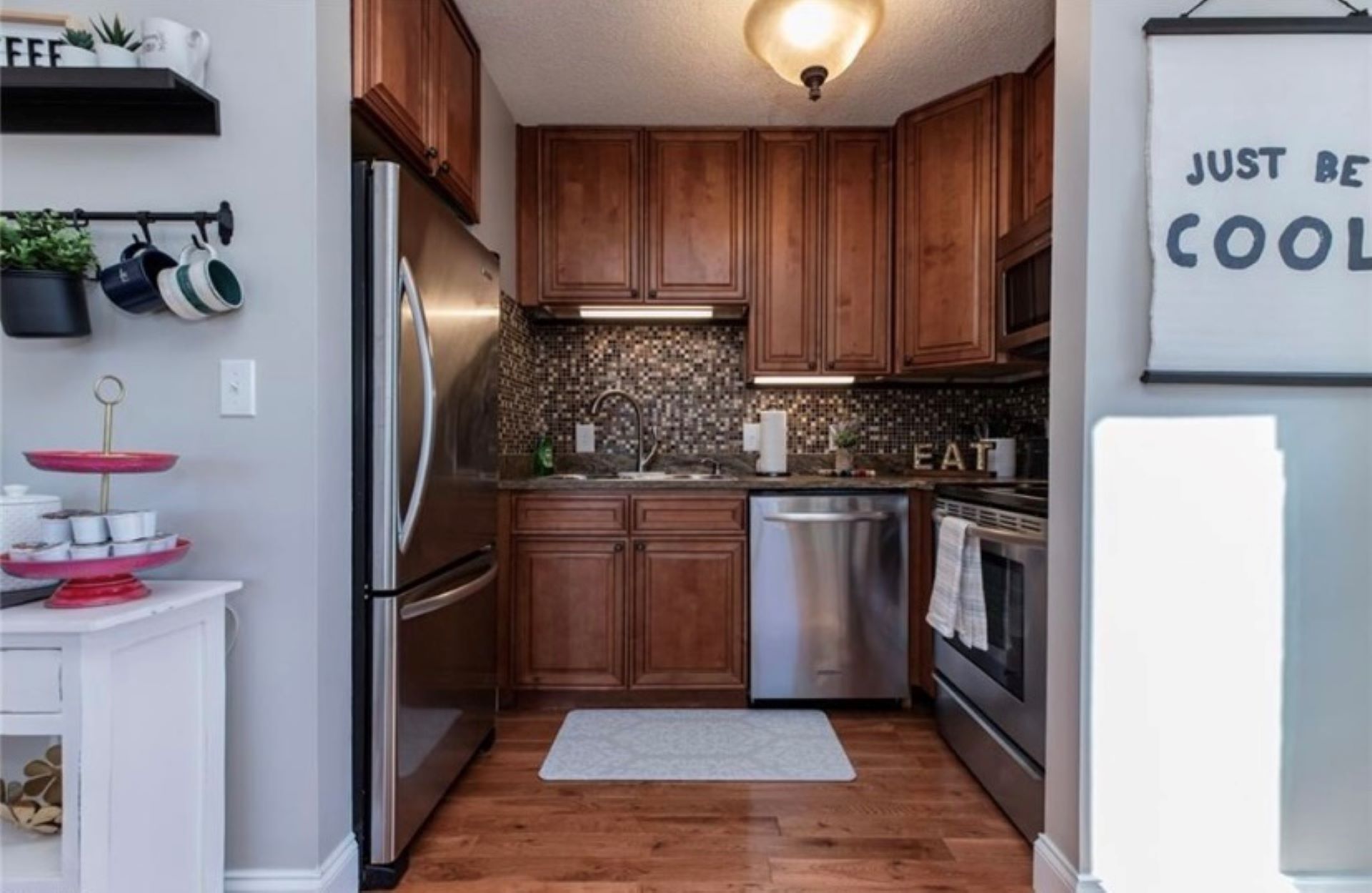 Fully equipped kitchen (food/water not provided).