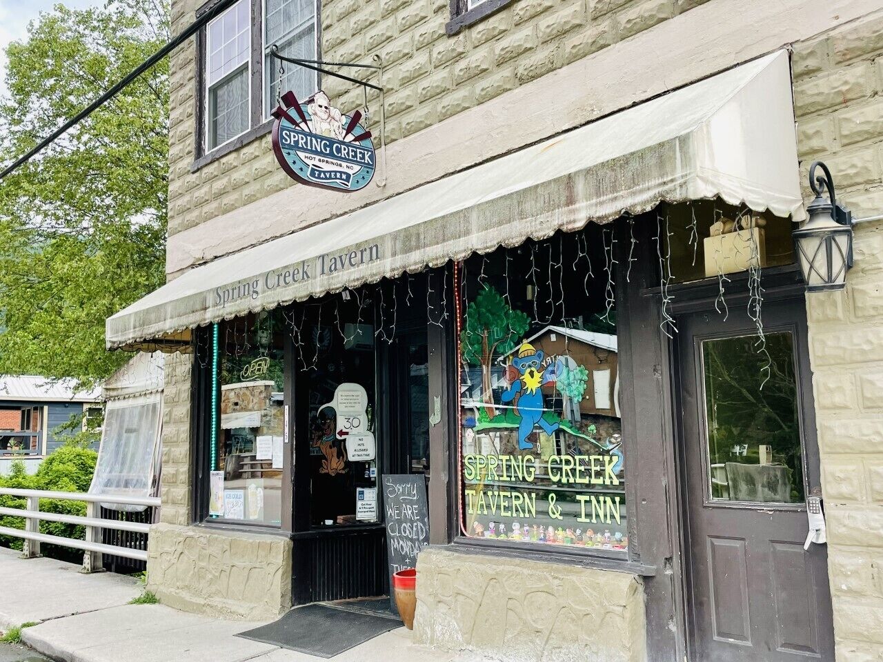 Spring Creek is a creekside tavern with excellent burgers, wings, and beer