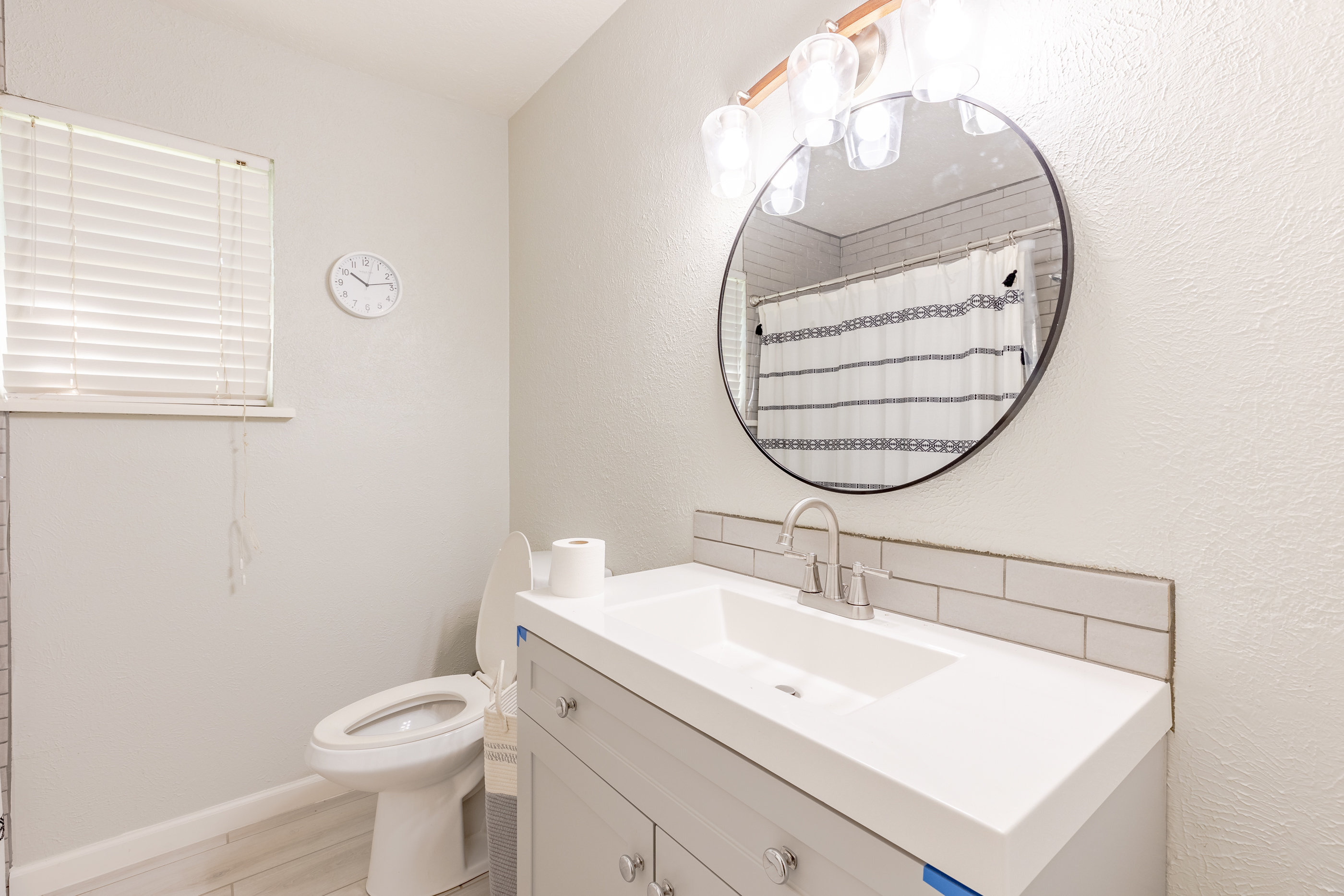 Modern bathroom with shower–tub combo, perfect for families.