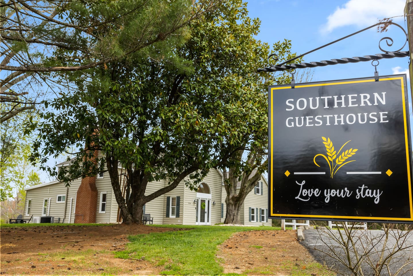 Southern Guesthouse is just around the corner from Southern Granary and is perfect for wedding families, guests, bridal parties, and more.