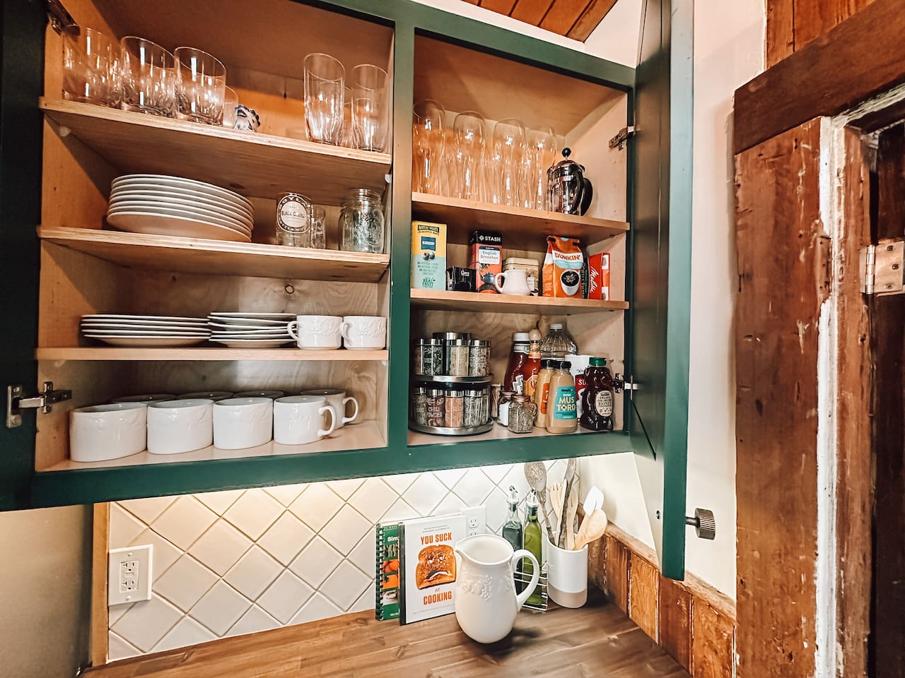 Open the cupboards and exhale: dishes, glassware, mugs, a French press, coffee, tea, oils, spices and everyday condiments are already here. This kitchen is stocked for people who want to cook—not merely reheat takeout.