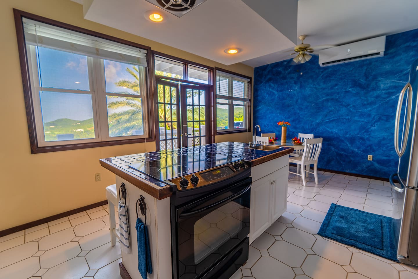 Kitchen (view 2)