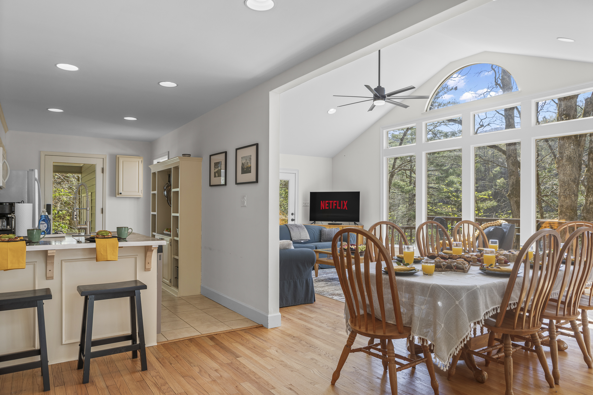 Dining & Living Area: Bright space with panoramic views, perfect for meals and movie nights!