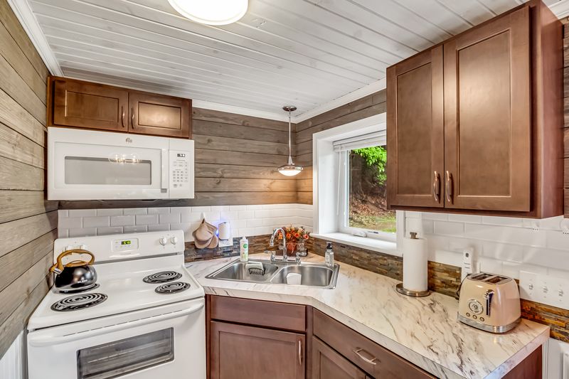 Fully appointed kitchen with everything you need to cook a meal or walk down the road and enjoy dinner at The Old Channel Inn Restaurant