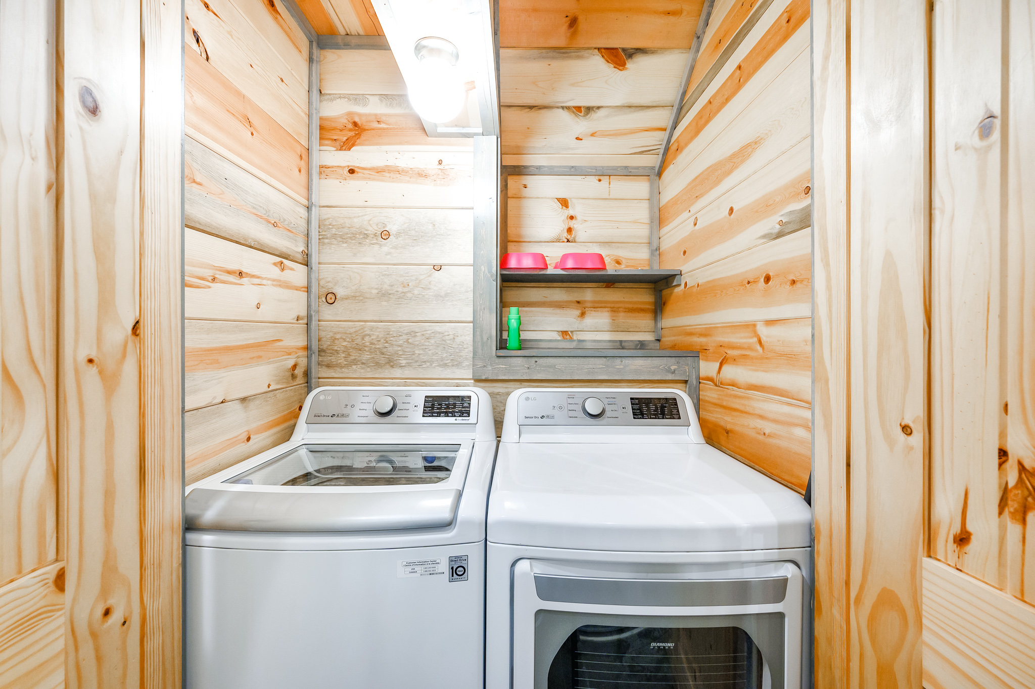 Wooden style laundry room, 1 washing machine, 1 dryer