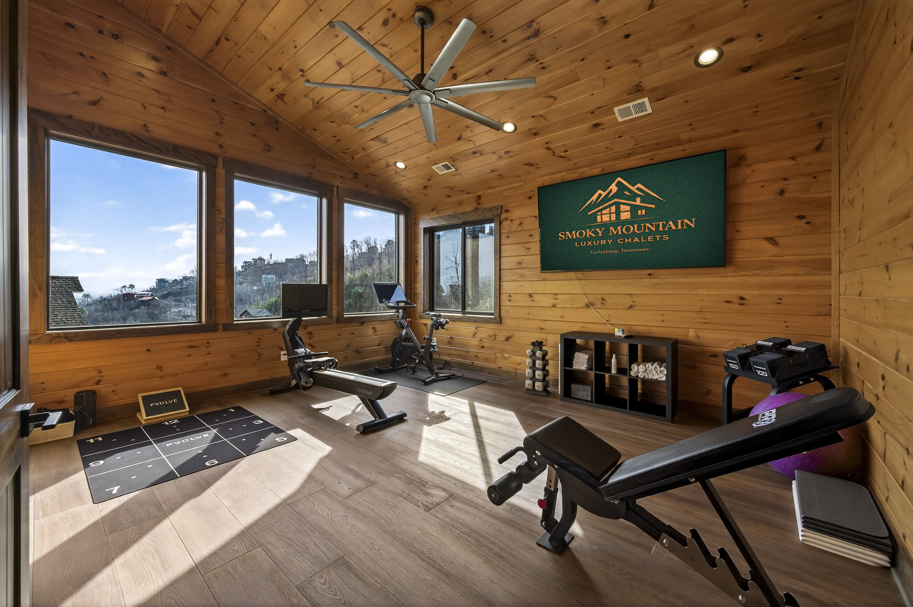 💪 Mountain View Home Gym – Stay active while enjoying the scenery in the private gym with large windows & Smoky Mountain views. Featuring a Peloton bike, Nordic row machine, free weights & XL TV, it’s the perfect place to energize your morning or unwind.
