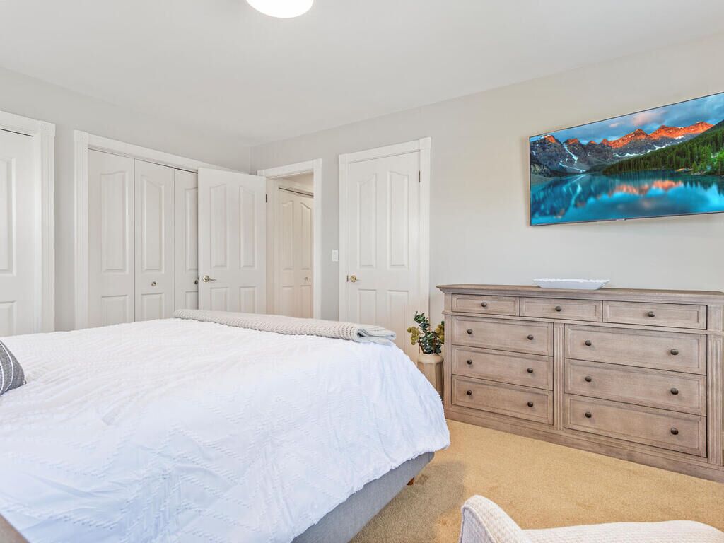 Downstairs bedroom - queen