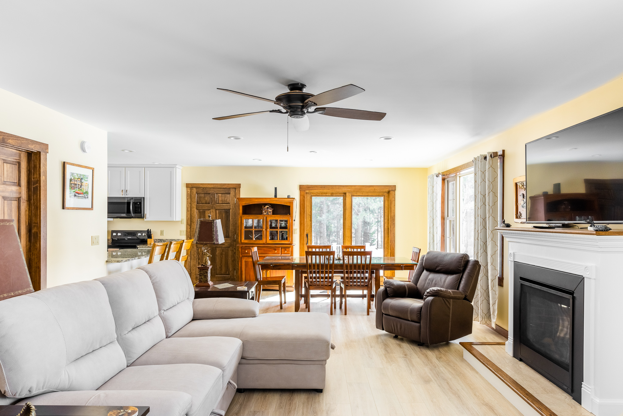 Living room with doors to the veranda