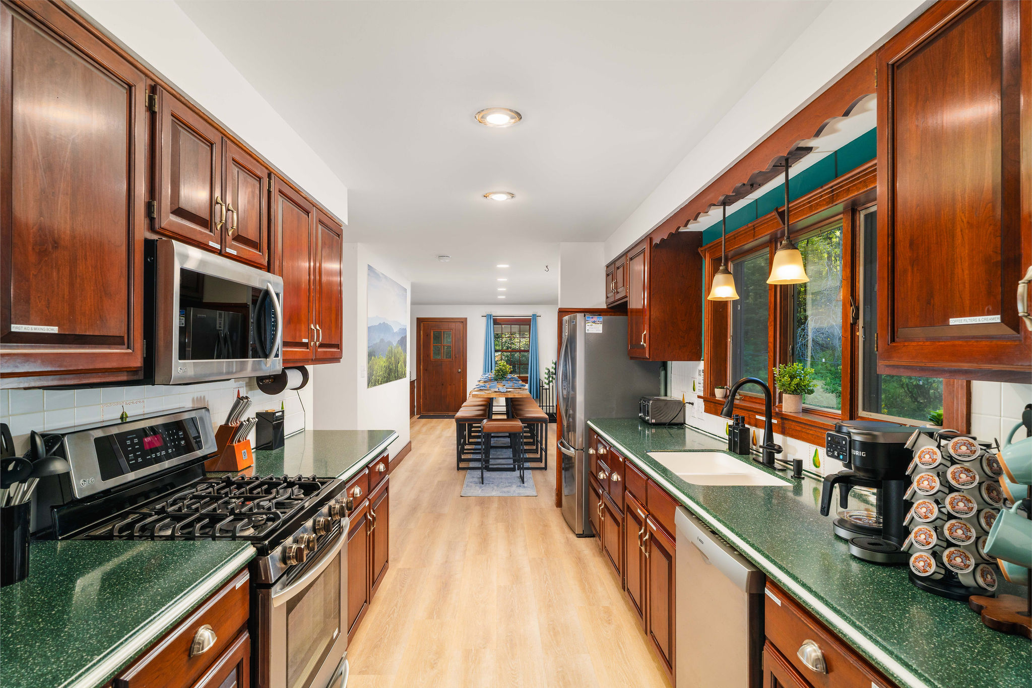 🍳 Fully stocked kitchen on the main level: gas range, dishwasher, full fridge, and everything you need to cook for a crowd.