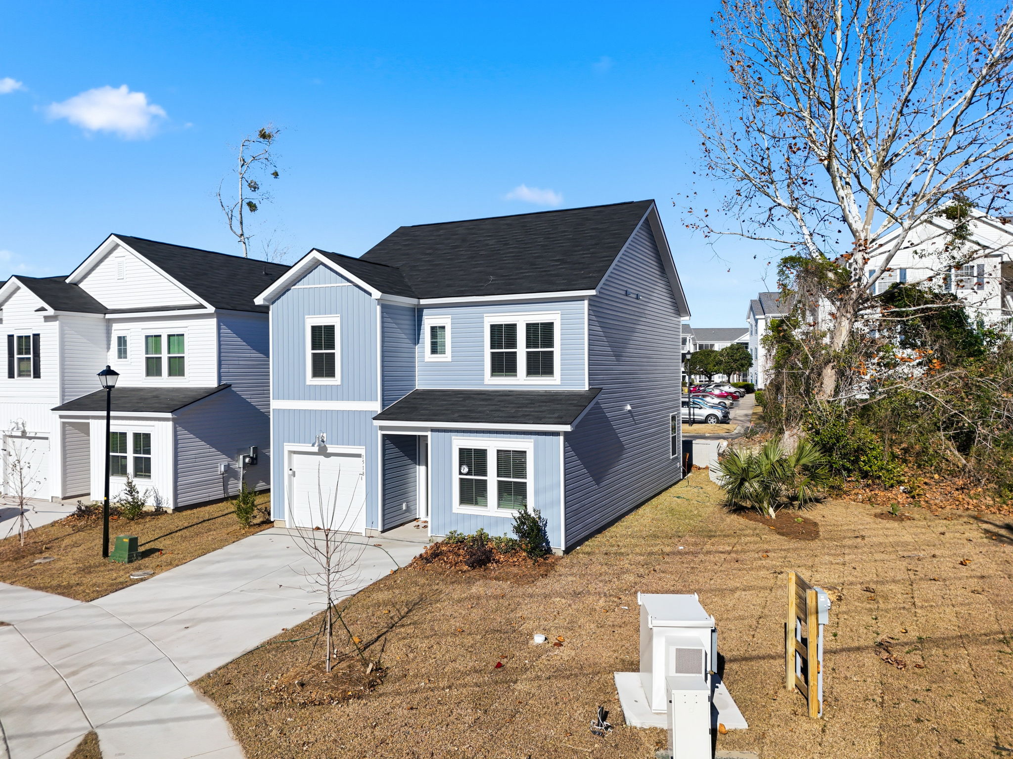 4BR house with 1 car garage and driveway for 2 more cars 1.3 miles to the ocean
