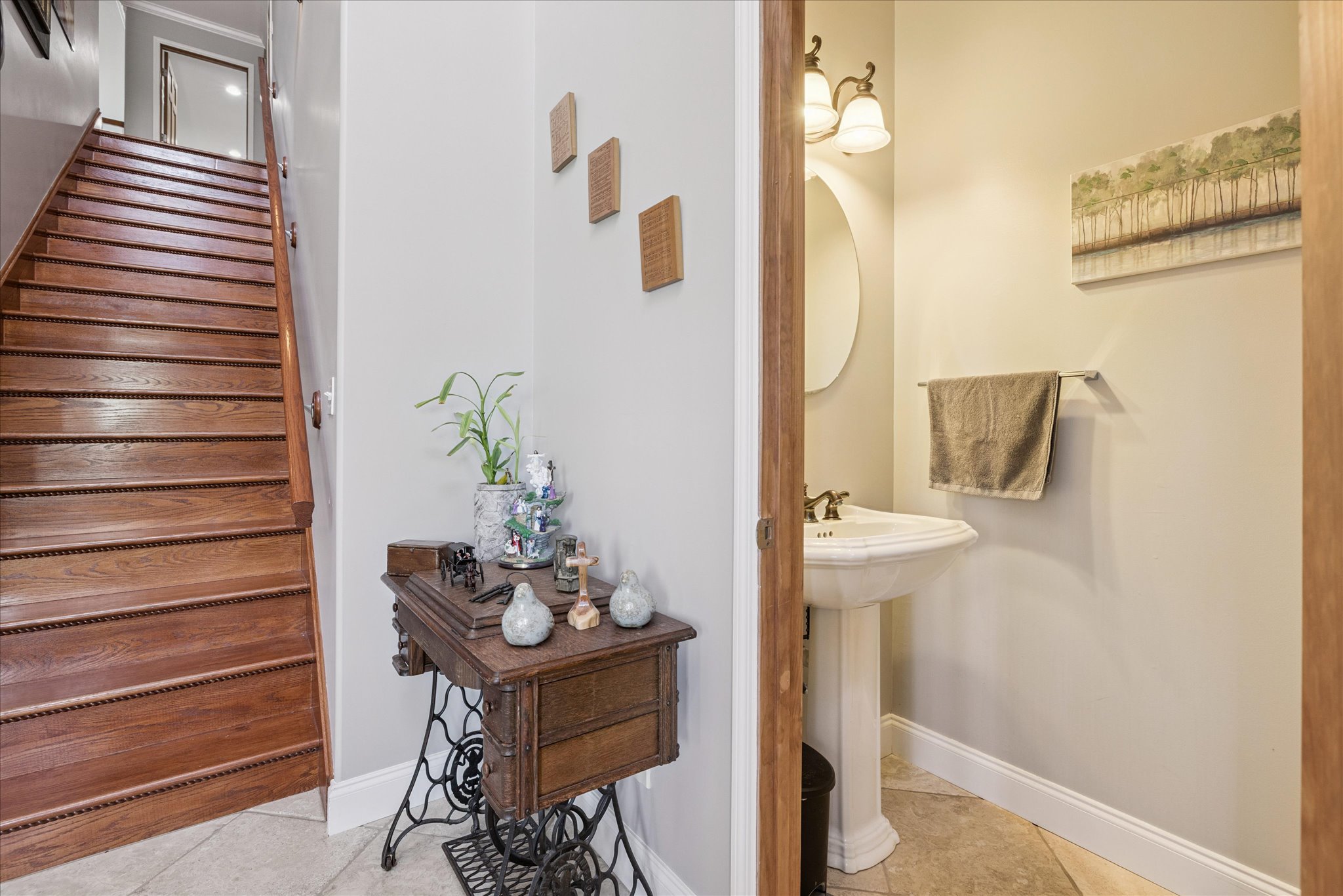 Bathroom 4 (access from entry)