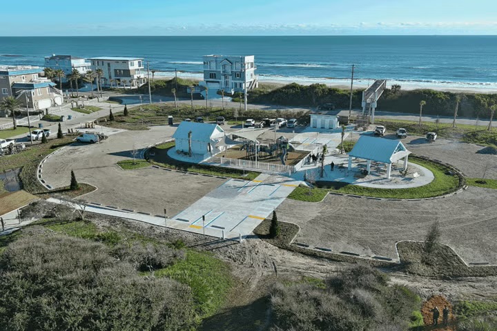 Ample parking with walk over bridge to beach 