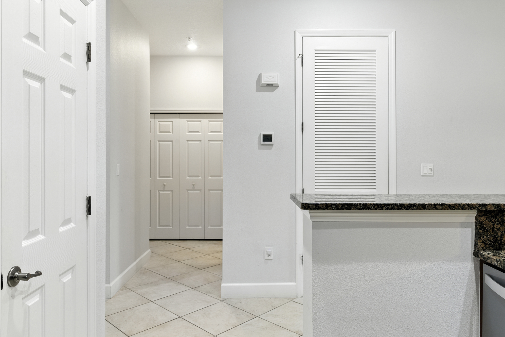 🚪✨ Easy flow, zero stress—this clean, wide hallway connects you seamlessly from the kitchen into the home, with plenty of space to unload beach gear, kick off sandals, and settle right into vacation mode. 🏖️🧳
