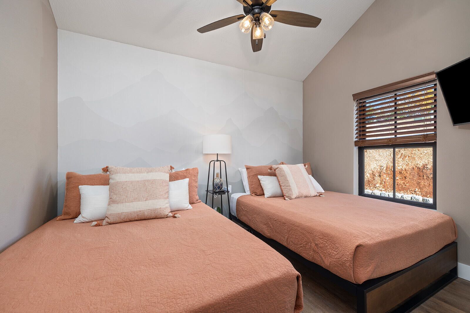 Upper Level 2 Queen Bedroom with jack n jill bathroom