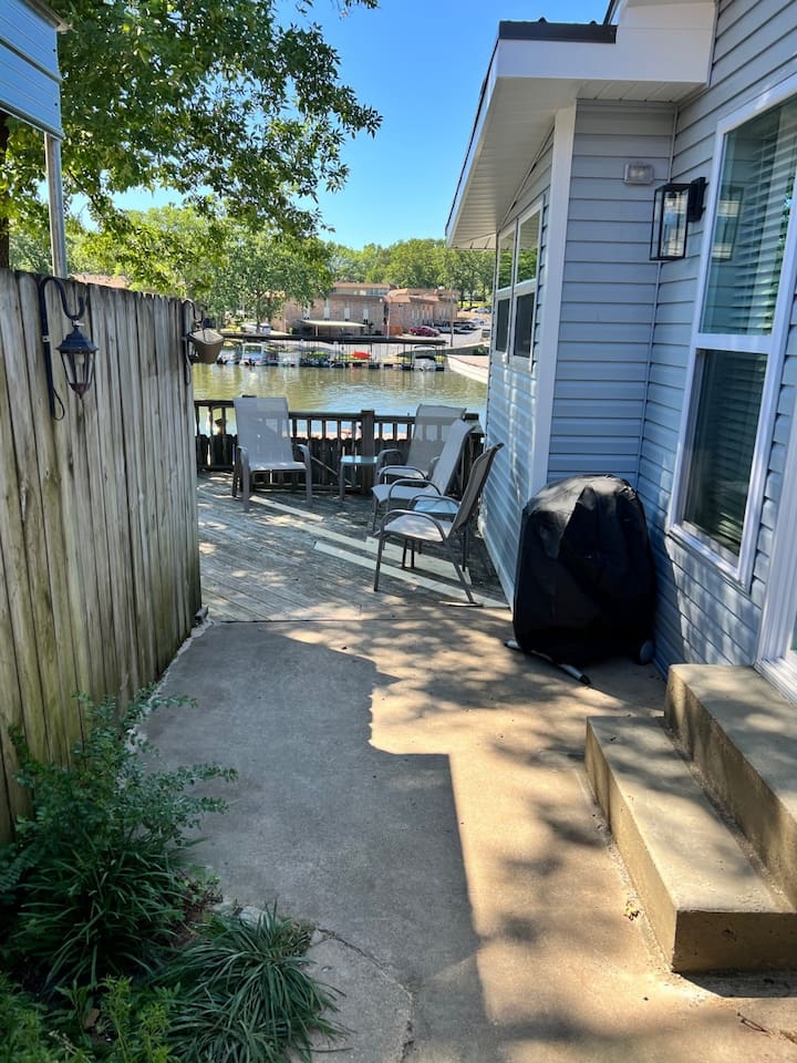 Outdoor Patio: Enjoy lake views and relax on the deck with comfy seating and a grill!
