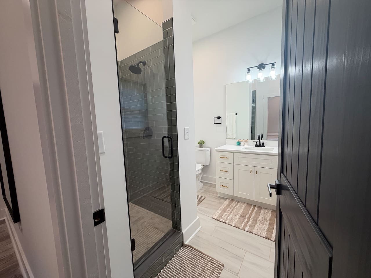 Full bath connected to first floor 2 queen beds room