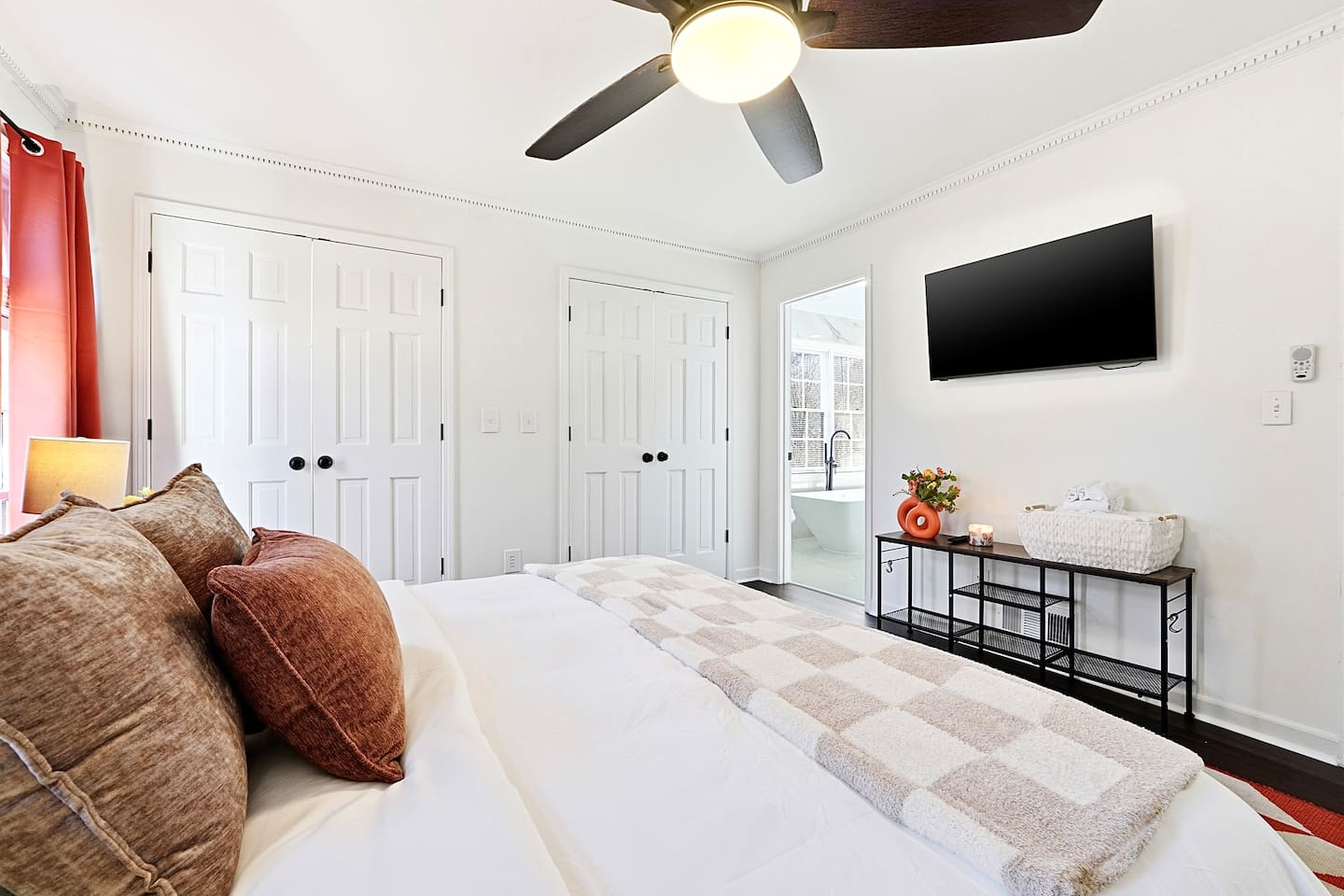 Conveniently located left of the glass front entry, this cozy bedroom offers a king bed and features a smart TV. This room includes 2 full-size towels, 2 hand towels, and 2 washcloths provided for your comfort.
