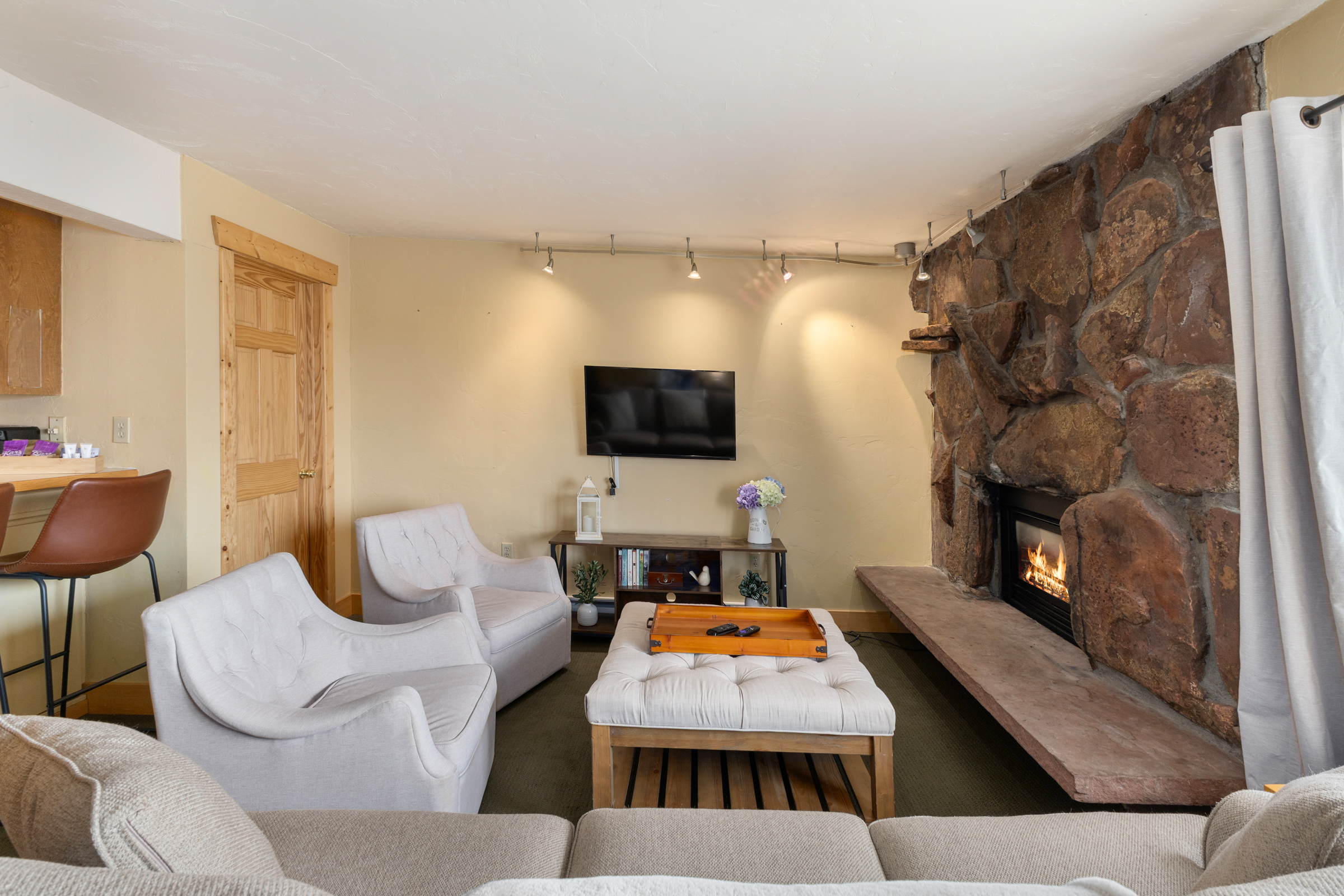 Gas Fireplace | Cozy Living Room 