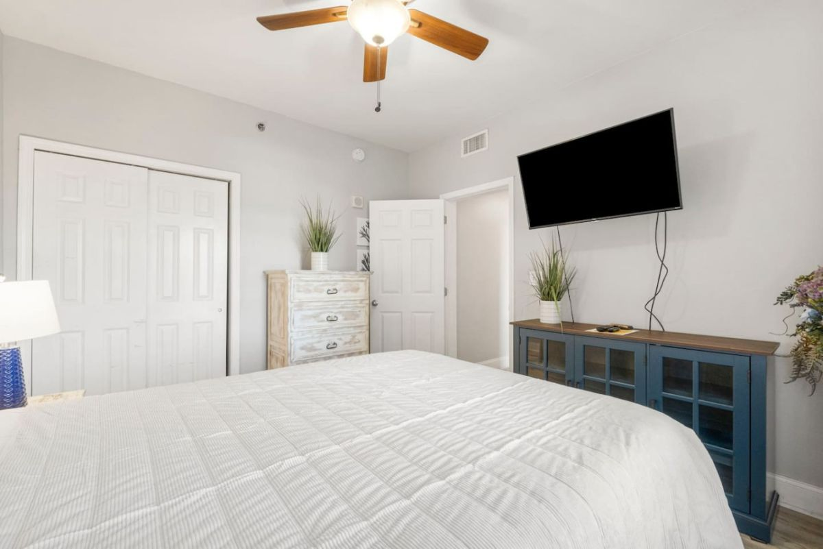 Second Bedroom with queen size bed
