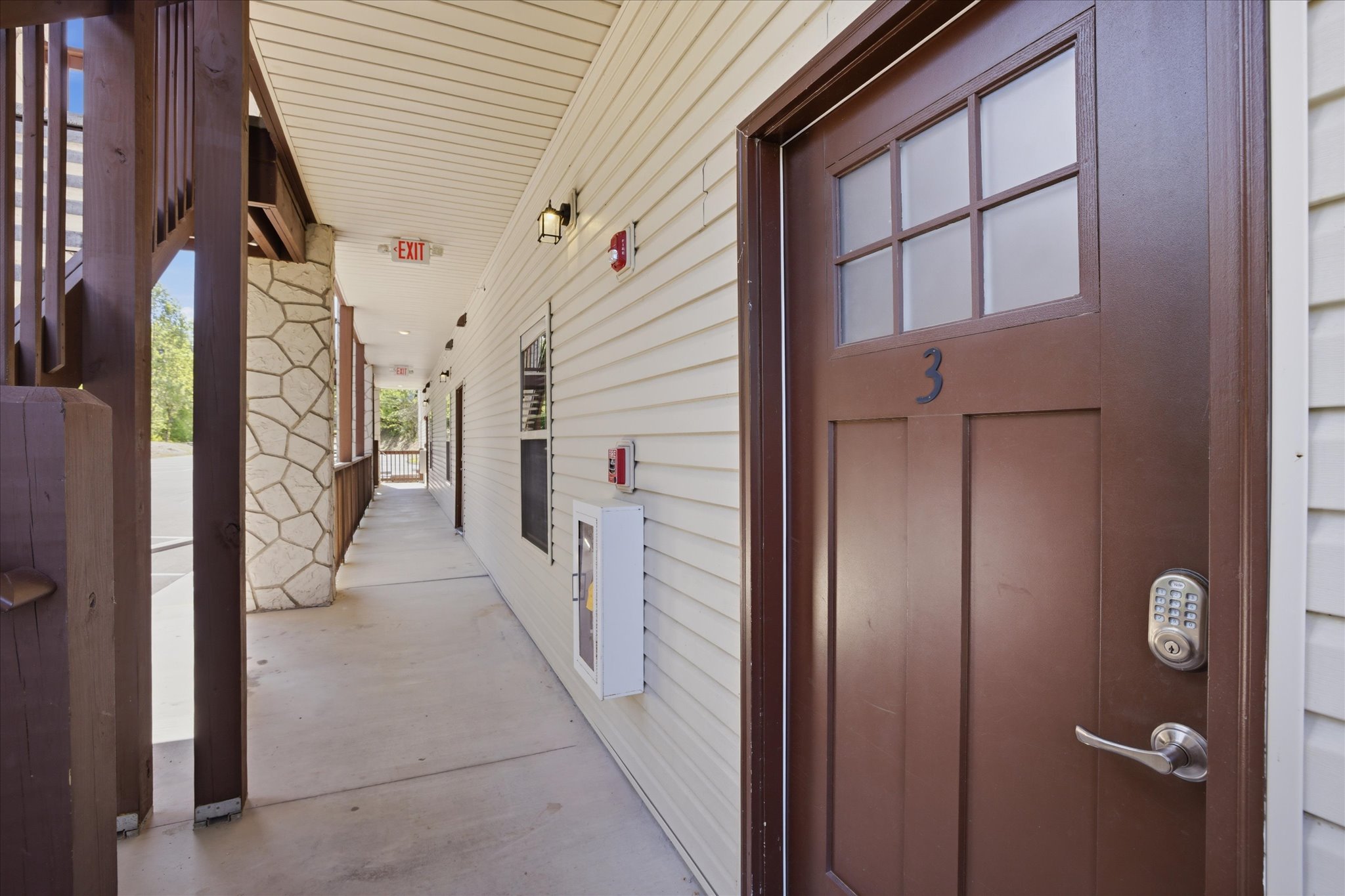 Welcome to Serenity Ridge Clubhouse Lodge Unit 3! Walk in and feel the space open up—this extended entryway gives you room to land, unload, and get settled before the rest of the place even begins.