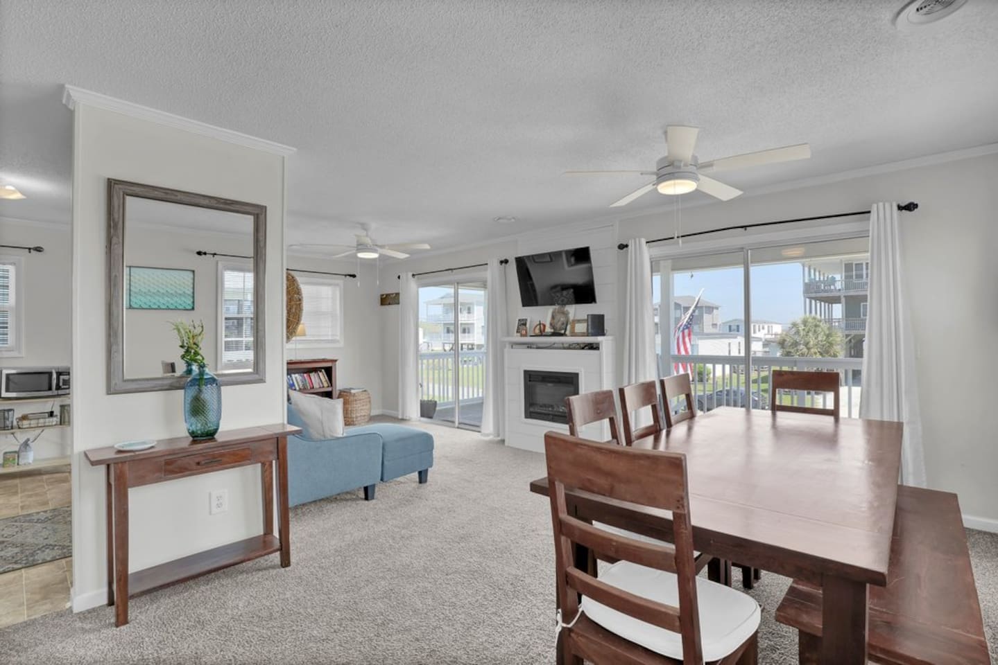 Upper level dining/living area