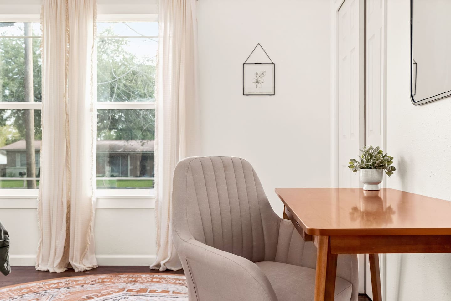 A comfortable work space for those that need to work and play. 