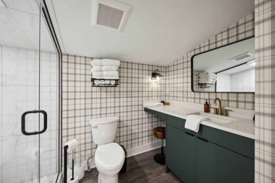 Kentucky Derby Suite Bathroom