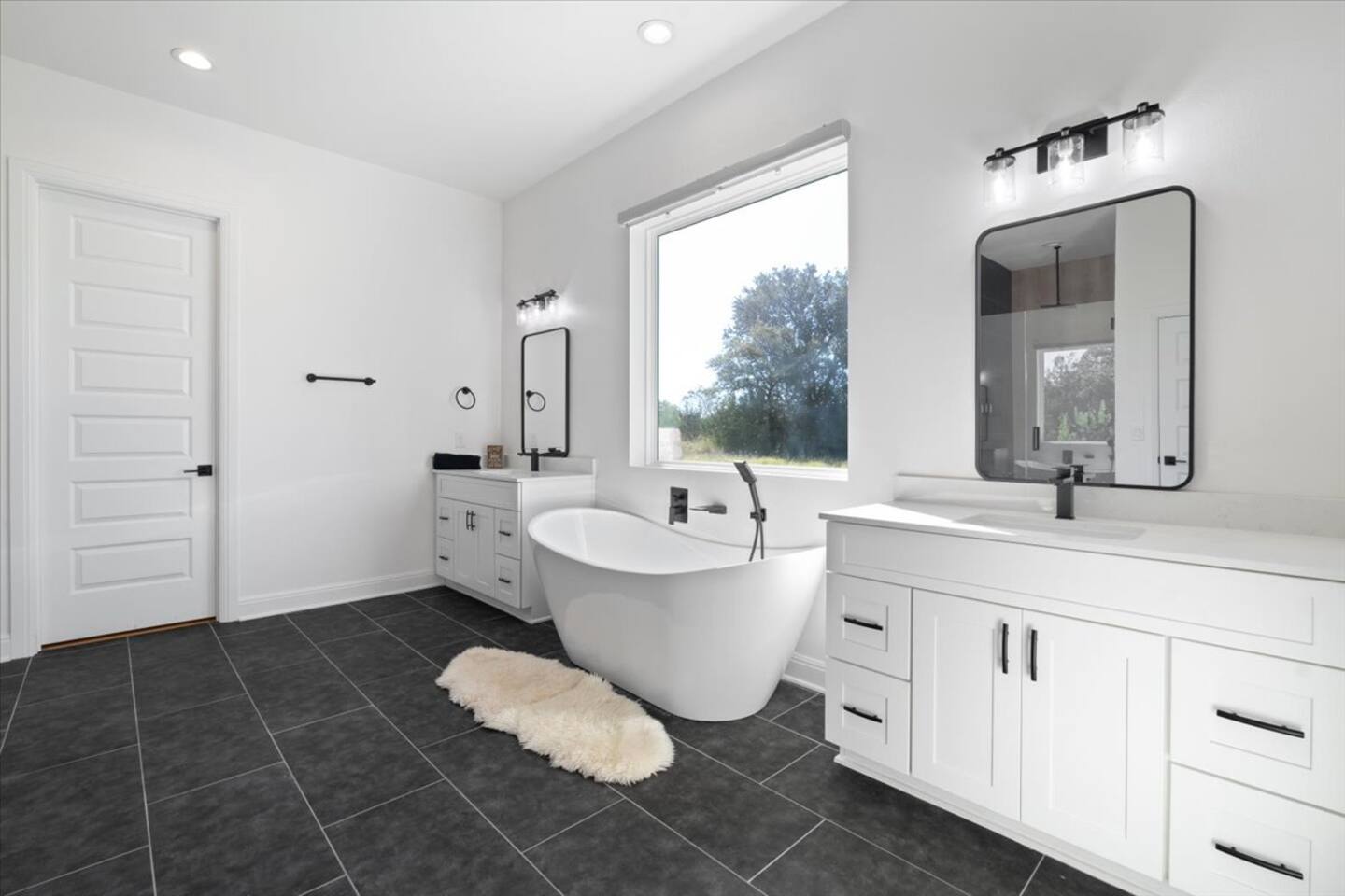 600 sqft master bath room with bath and mountain view