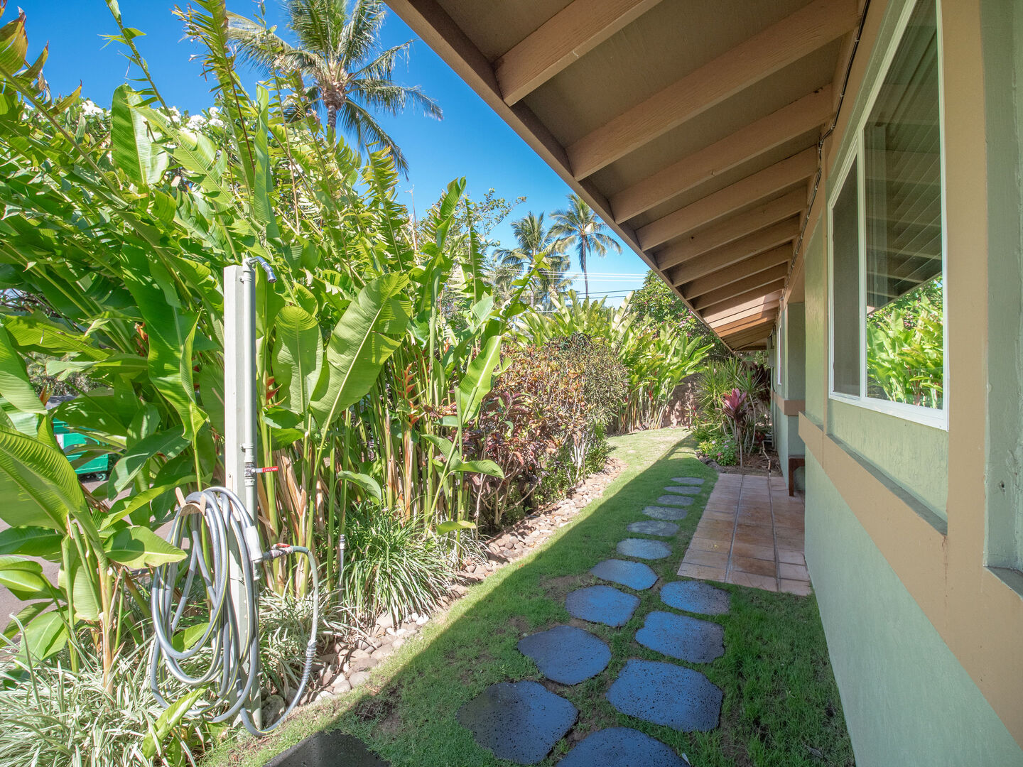 Laulea Retreat entry way with outdoor shower area.