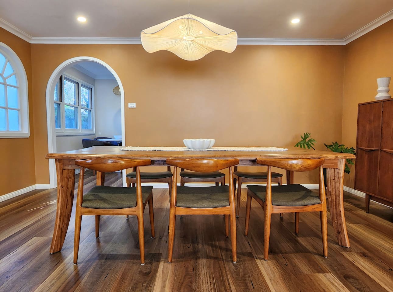 6-8 seater dining table, as well as a 4-seat kitchen nook.