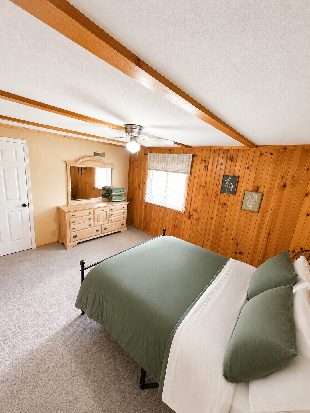 Queen Bedroom with Hottub Towels Provided