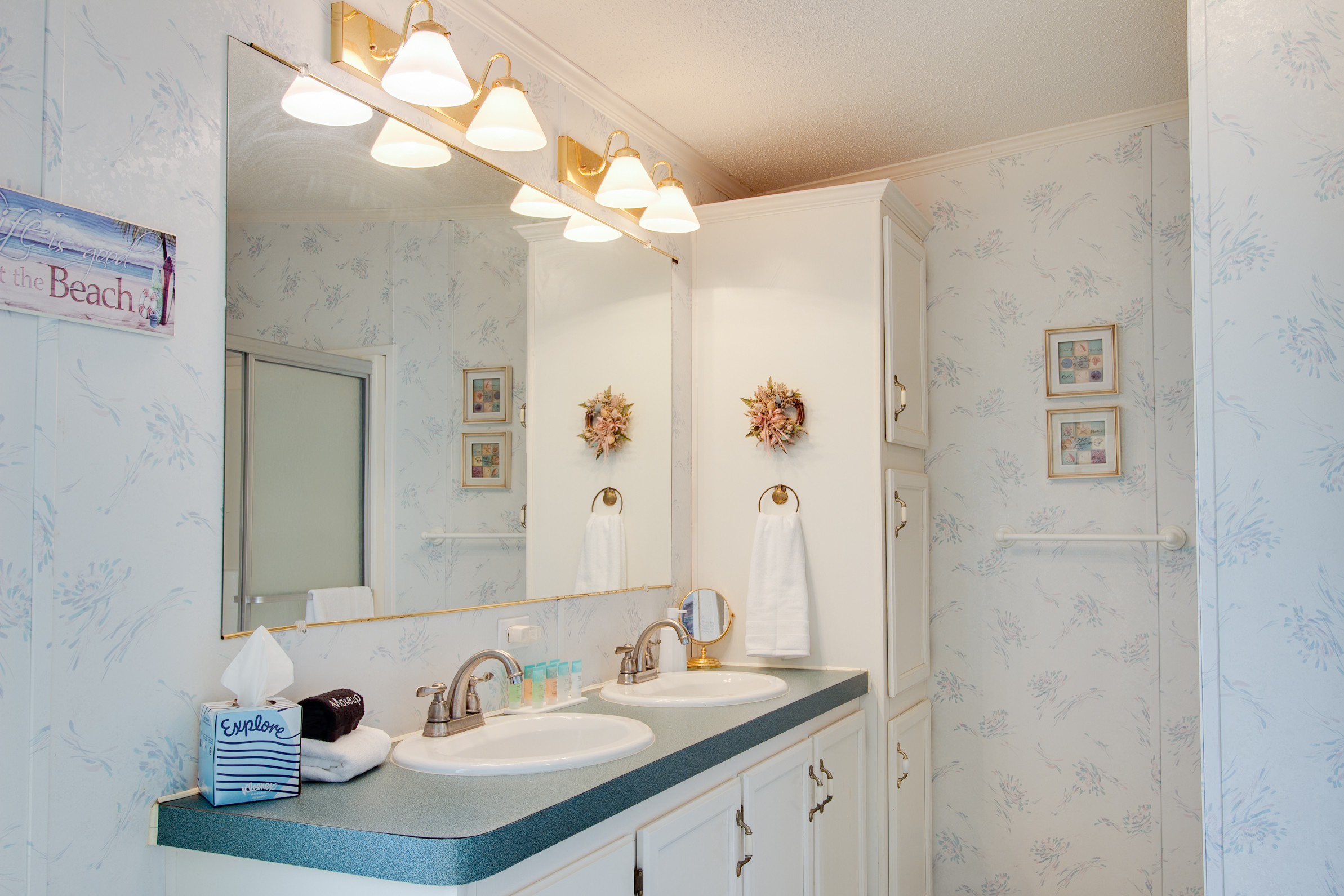 Bathroom 1: Dual Vanity