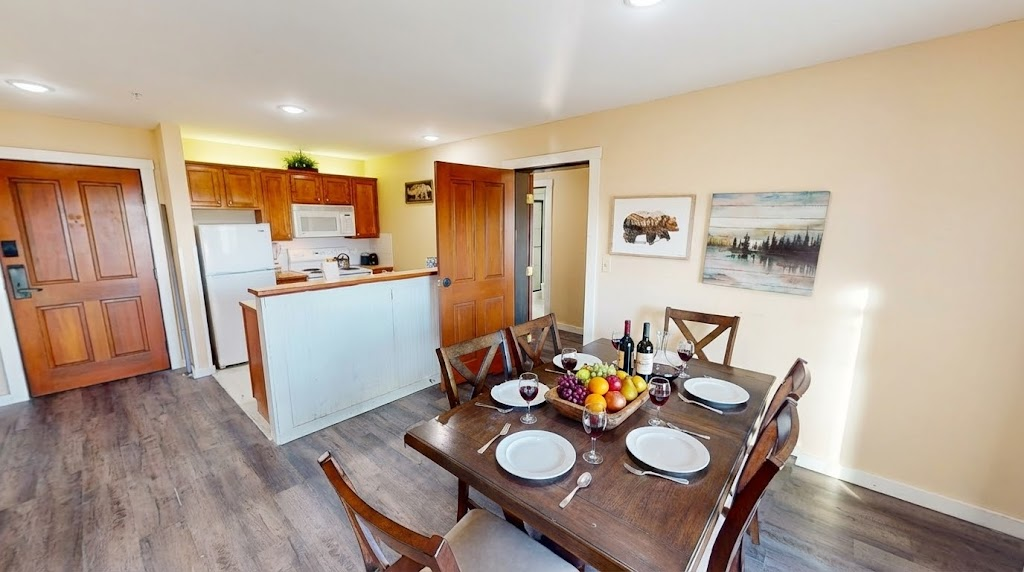 Open-plan dining for six—perfect for family meals or game night.