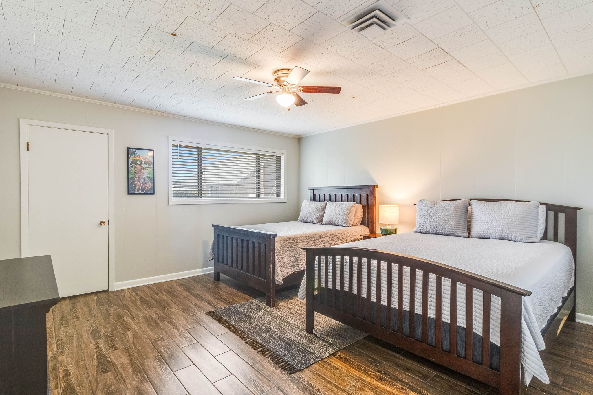 Bedroom w/ Queen and Full