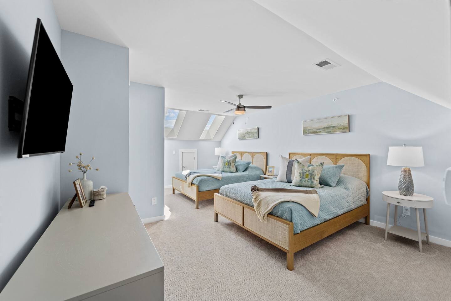 4th Floor Double Queen Bed with Ensuite bath, TV, and closet