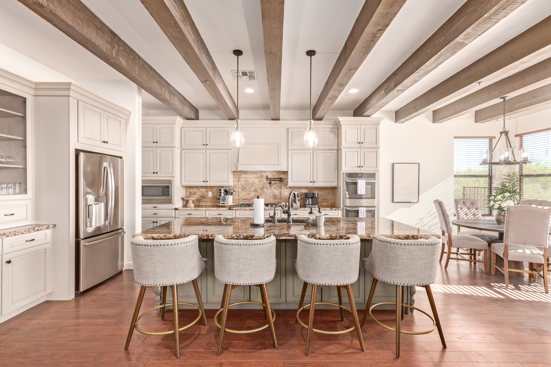 breakfast bar w/ seating for 4