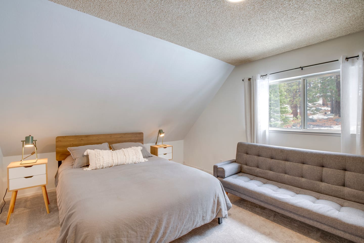 Bright, airy room. The futon can be used as a 2nd bed