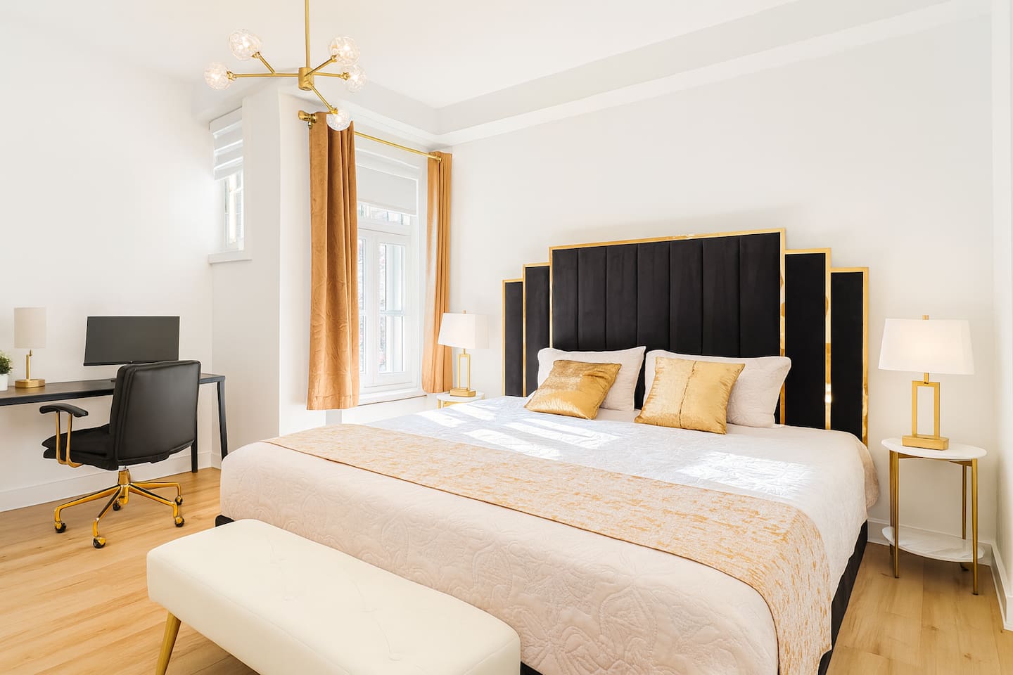 Chambre #2 avec un confortable lit King,  une commode et un bureau de travail incluant 1 écran!
