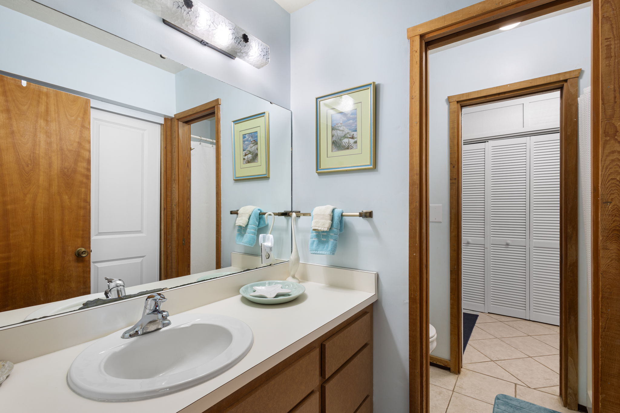 Full bathroom that connects to the master bedroom and laundry room.