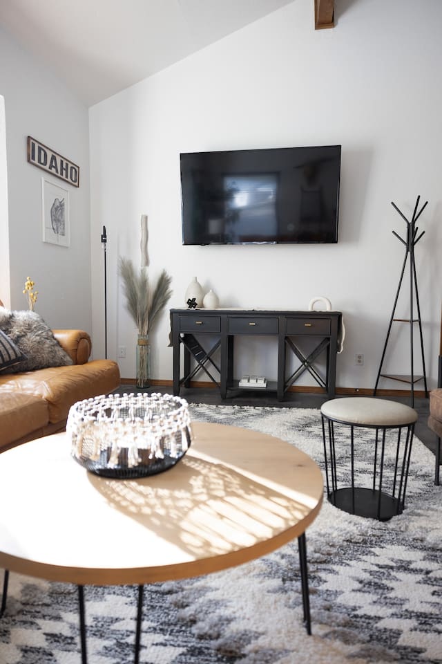 Great Room (65" Smart TV)