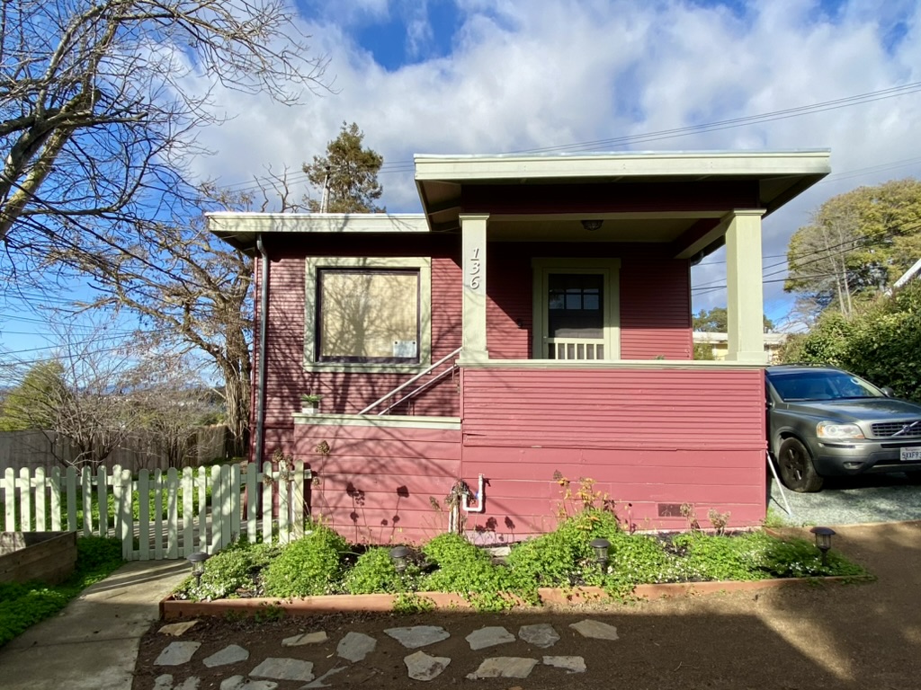 Bungalow with a private parking pad
