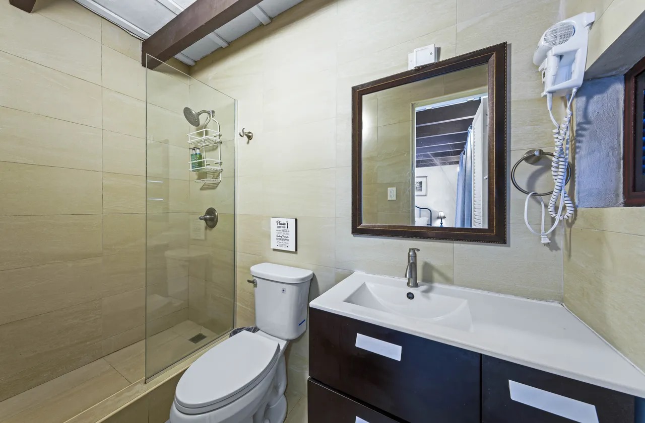 VILLA A FIRST BATHROOM