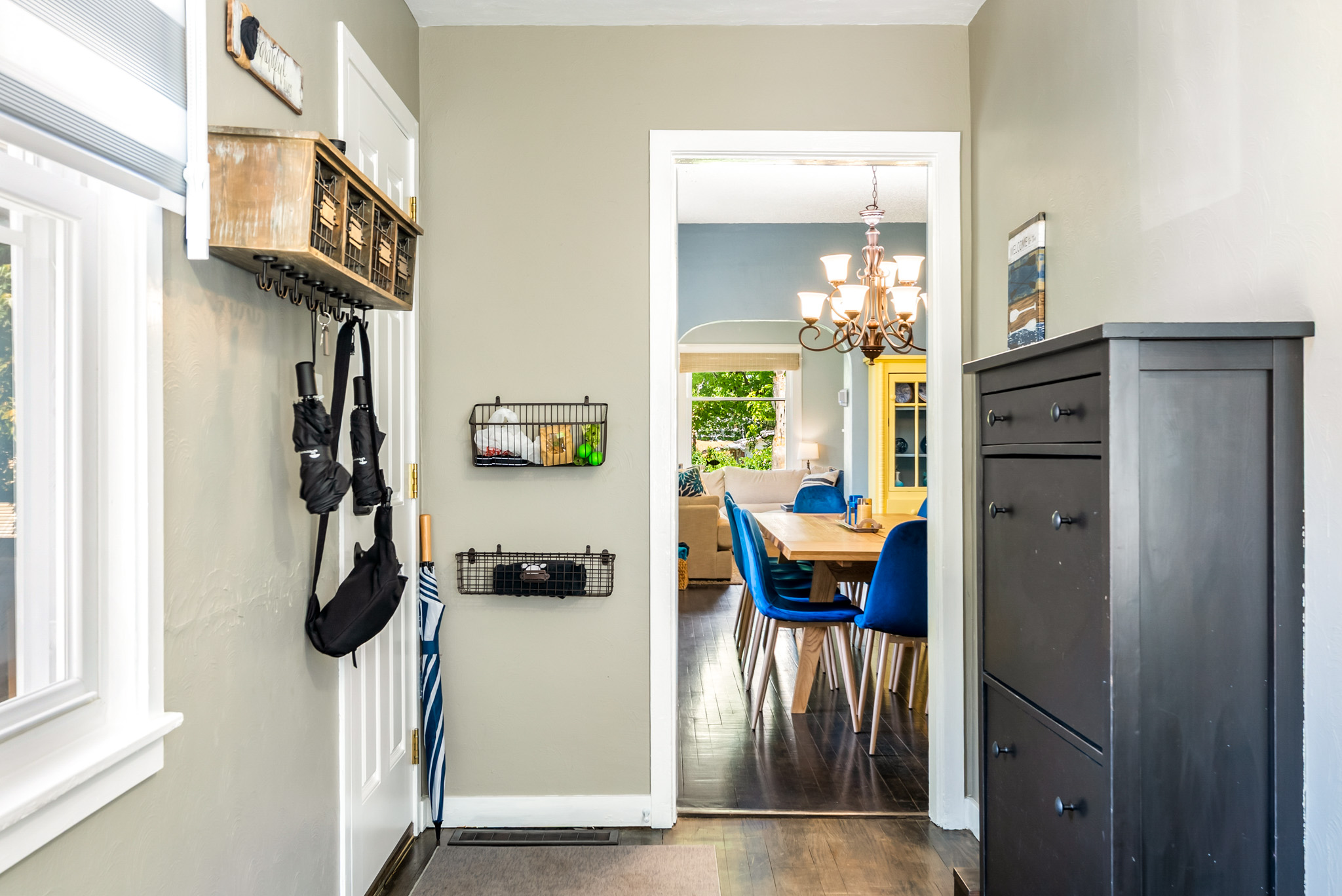 Group travel made easy. Drop your bags, hang up your coats, and settle right in—this wide, organized mudroom ensures the entryway stays clutter-free while everyone gathers in the adjacent living areas.