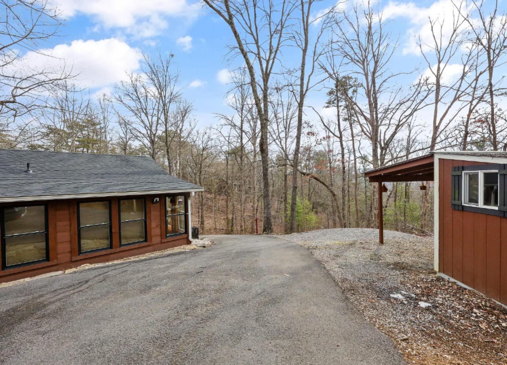 Roomy driveway for vehicles and trailers