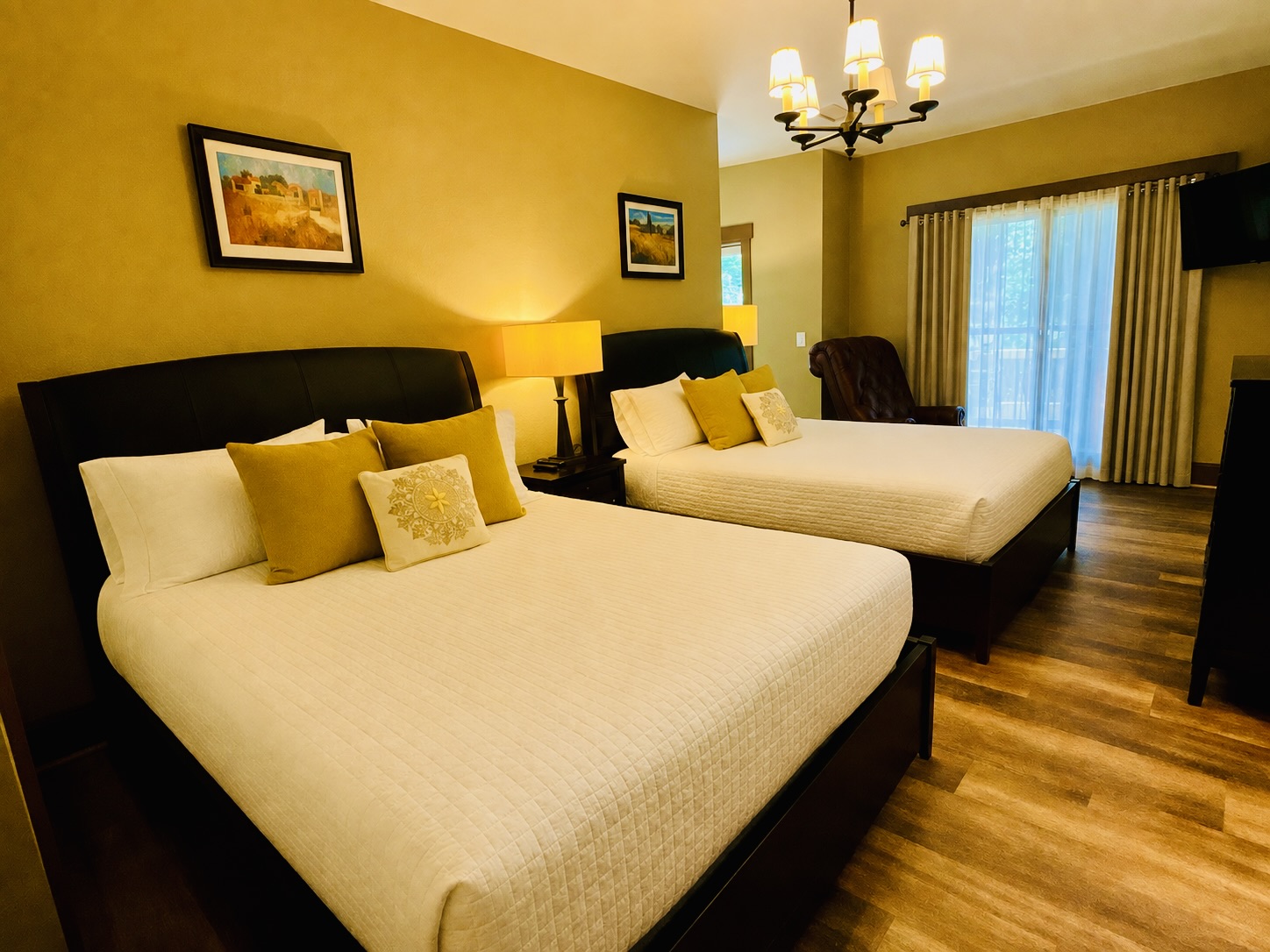 Lower Level Bedroom (2 Queen Beds) with Private Bath