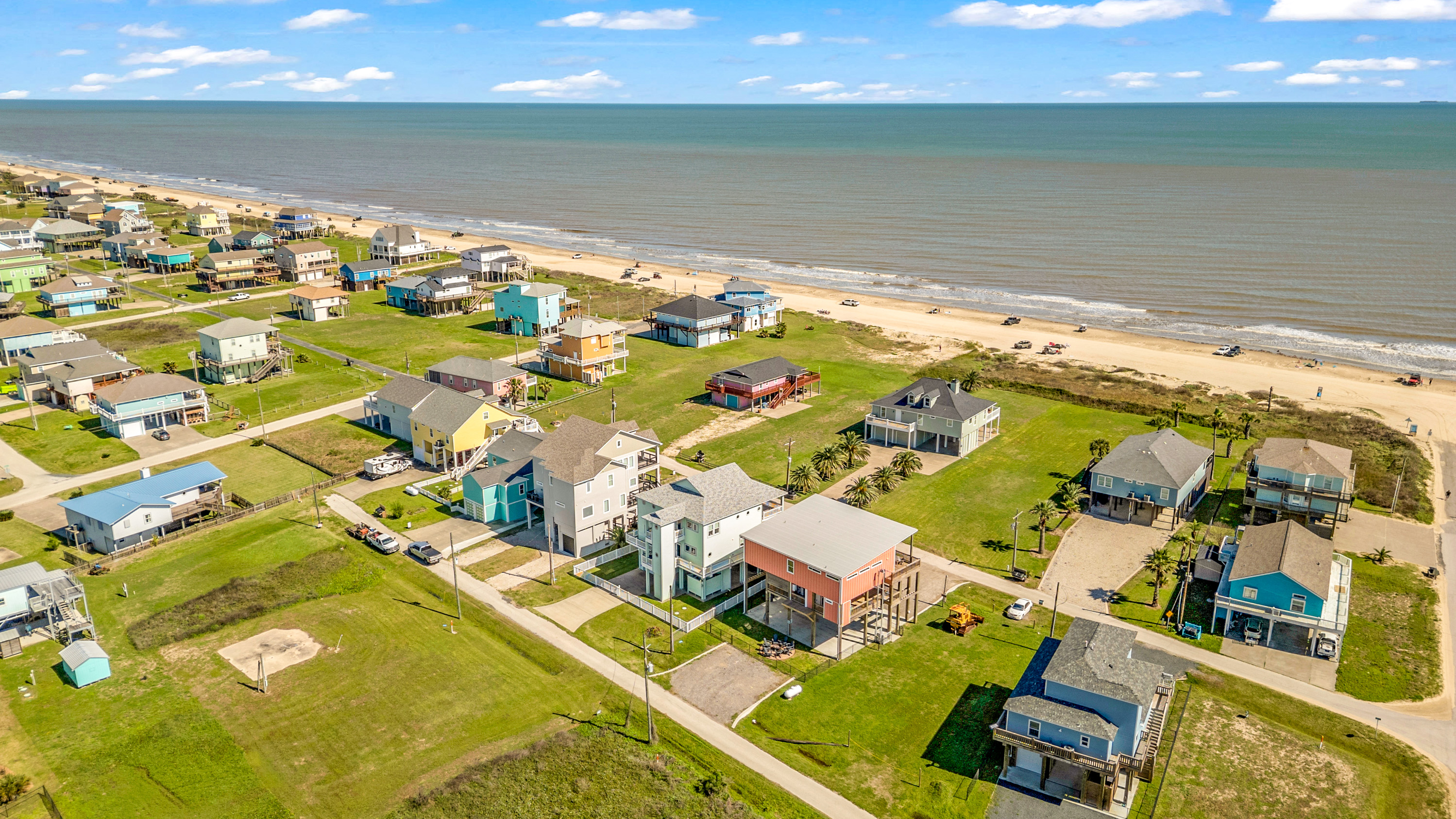 Costa Cristal Exterior: Perched to capture endless ocean vistas, the property offers breathtaking views of the beach. Feel the serenity of waves meeting the shore from the comfort of your terrace.