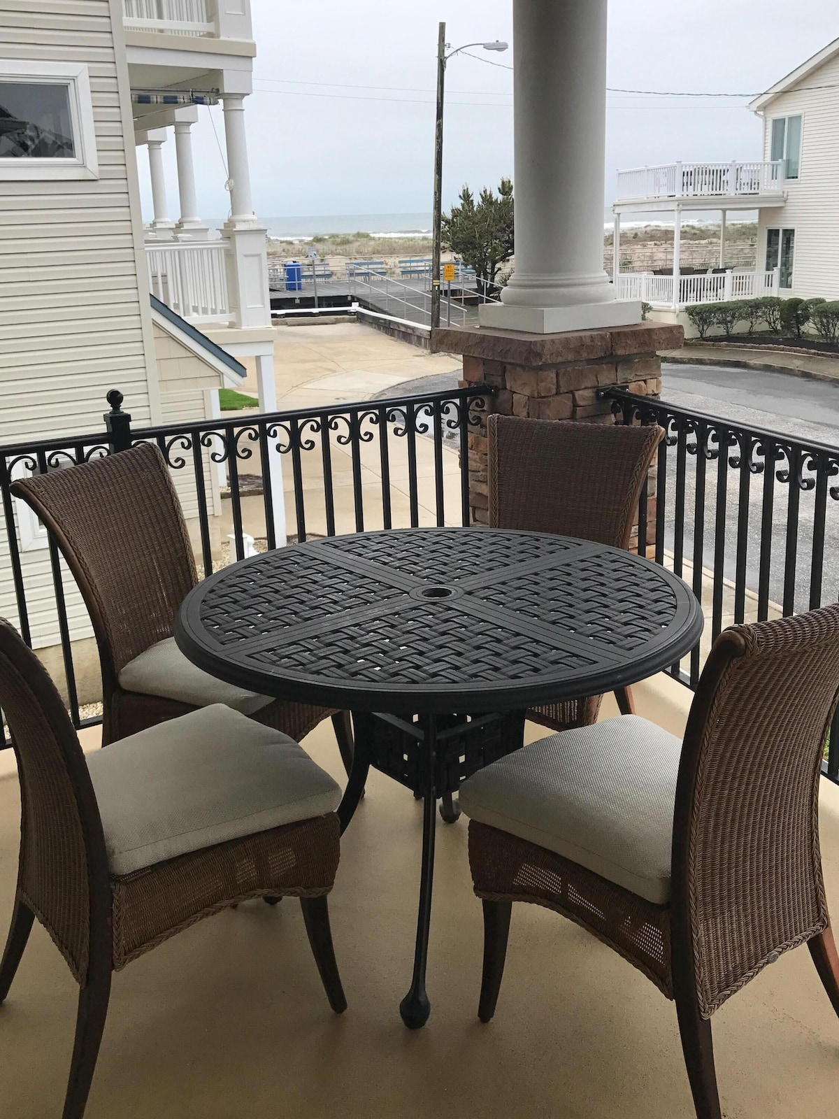 Balcony dining table with ocean views !